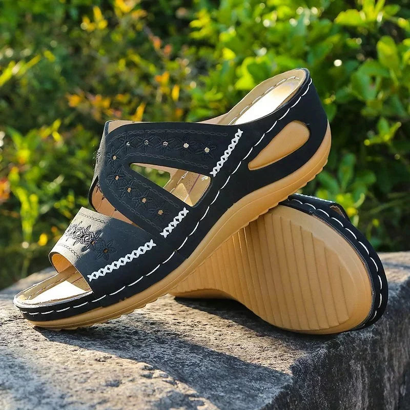 Moderne dames sandalen met comfortabele wigzool, instapmodel en chique uitgesneden details. Zomers topitem.