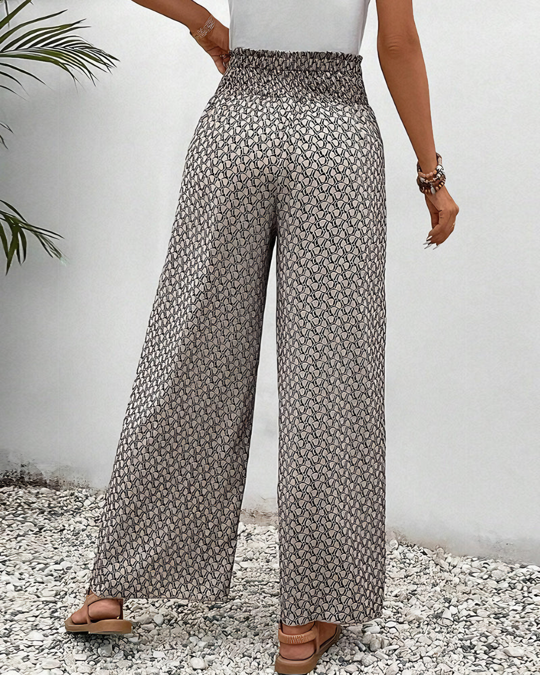 Elegante damesbroek met geometrisch patroon en wijde pijpen, comfortabele vrouwenkleding.