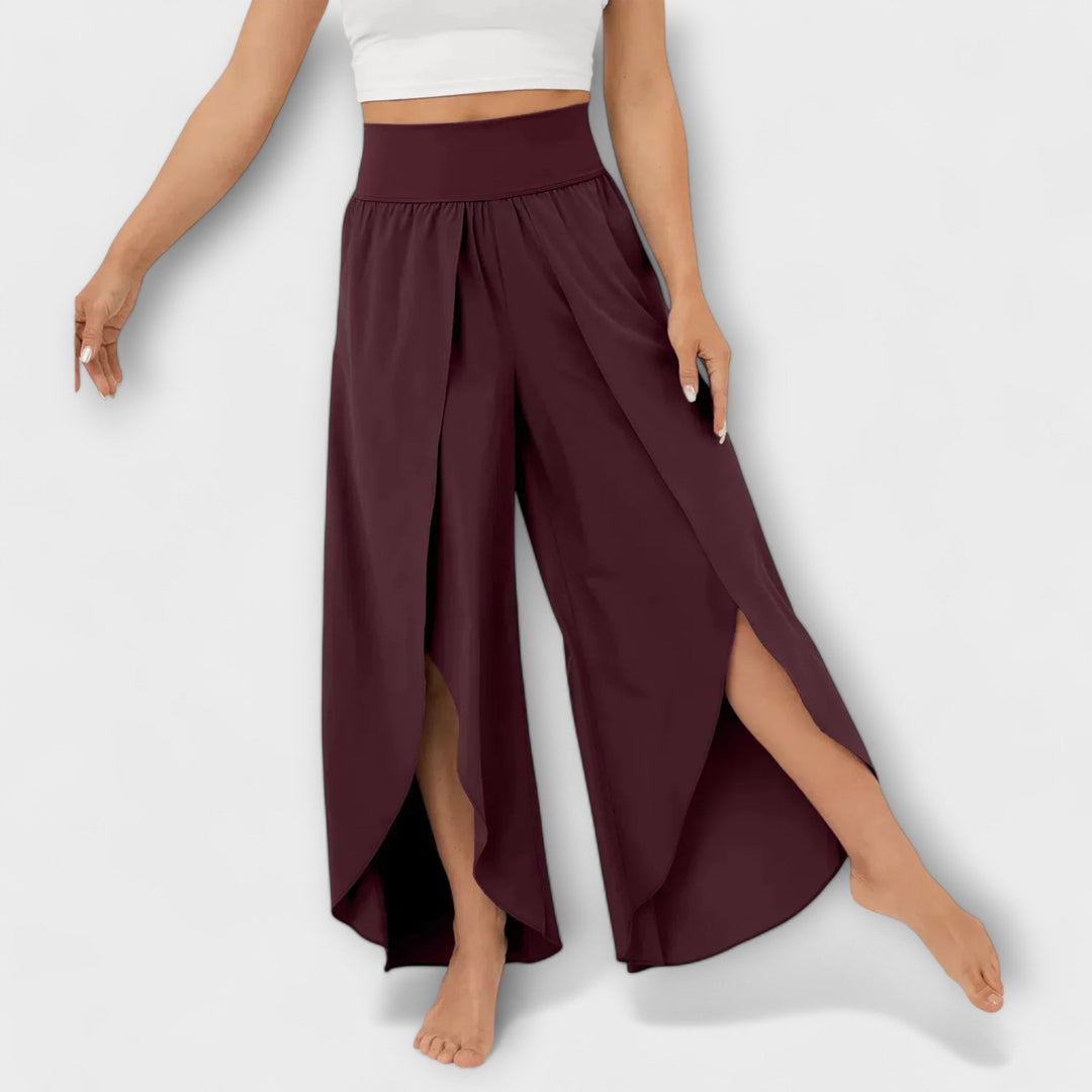 Luchtige dames broek met hoge taille, wijde pijp en zijsplit. Combineert comfort met zomerse elegantie.