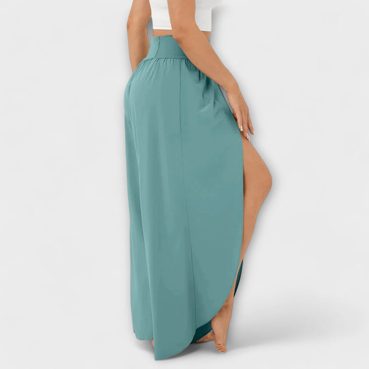 Comfortabele dames broek met hoge taille, wijde pijp en zijsplit, voor zowel casual als chique zomerstijl.