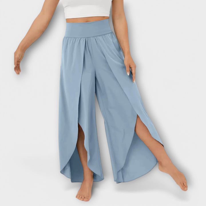 Stijlvolle dames zomerbroek met wijde pijp, hoge taille en elegante zijsplit. Trendy en comfortabel.