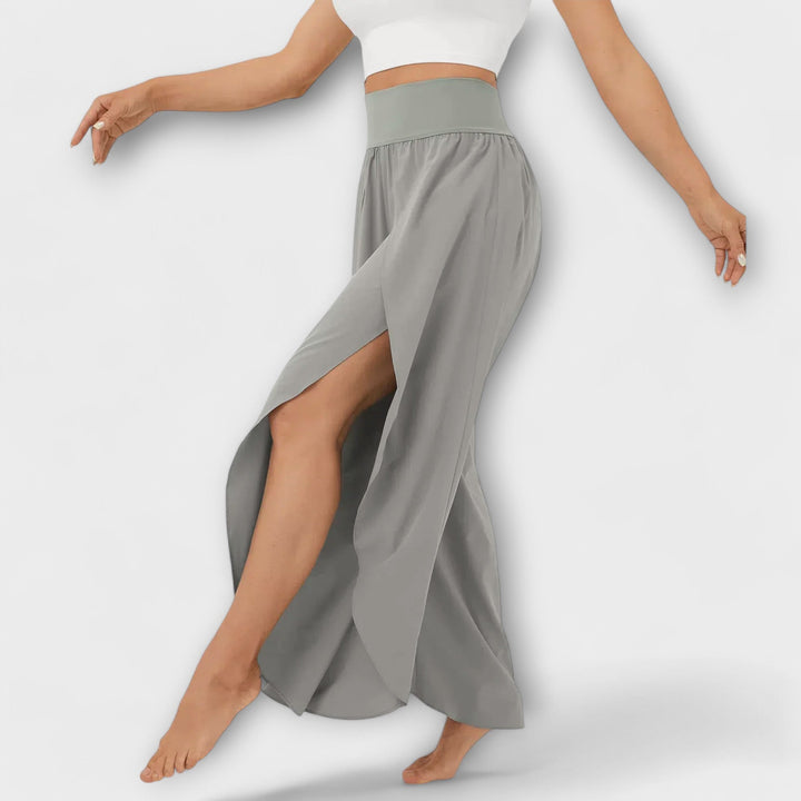 Zomerse dames wijde broek met hoge taille en een dynamische zijsplit, voor een modieuze en luchtige uitstraling.