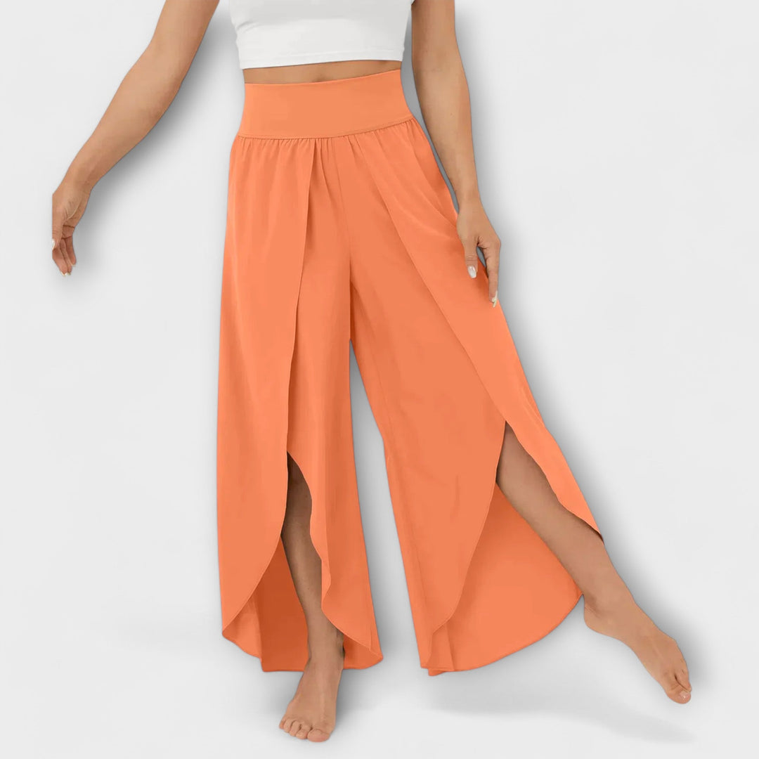 Modieuze dames broek met wijde pijp, hoge taille en subtiele zijsplit, perfect voor de warme dagen.