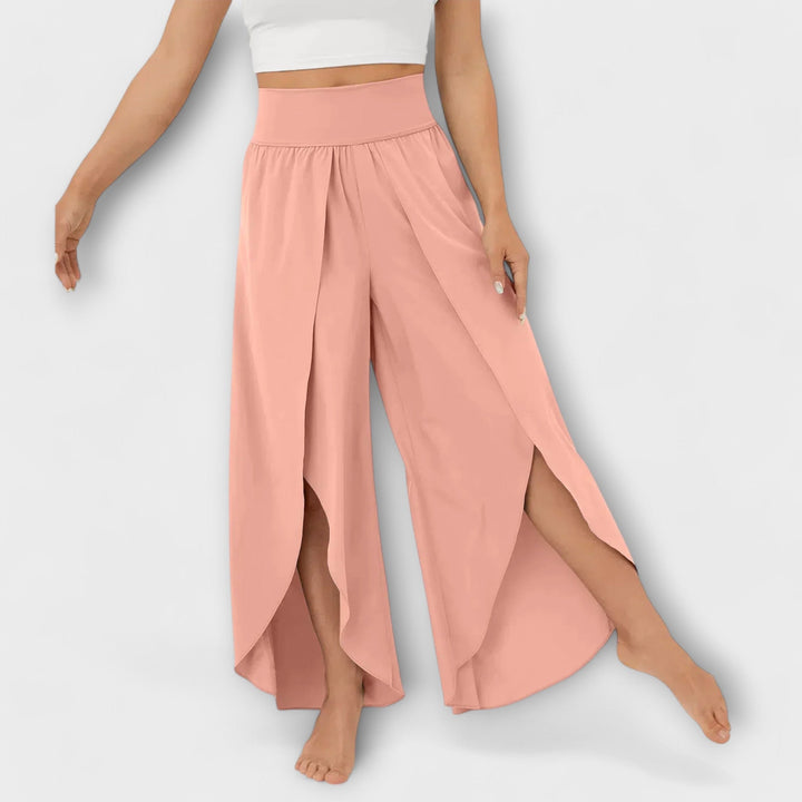Trendy dames wijde broek met hoge taille en opvallende zijsplit, creëert een vlot en modern zomer silhouet.