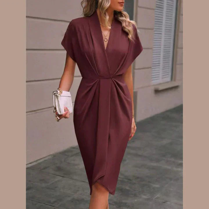 Elegante damesjurk, korte lengte, wikkelstijl in levendige kleur.