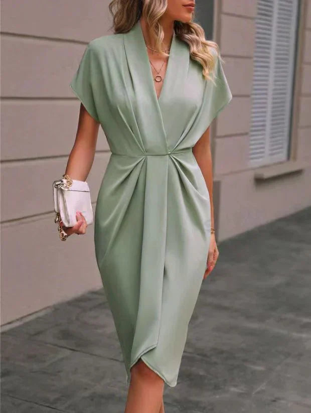 Veelzijdige korte jurk voor dames, wikkeldesign voor een modieuze look.