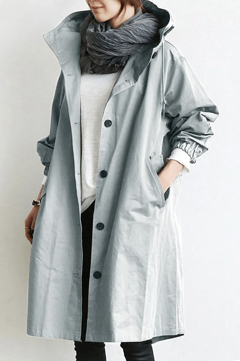 "Dames windjack met capuchon, waterdicht en stijlvol, oversized pasvorm, functionele knopen, ideaal voor regenachtig weer."
