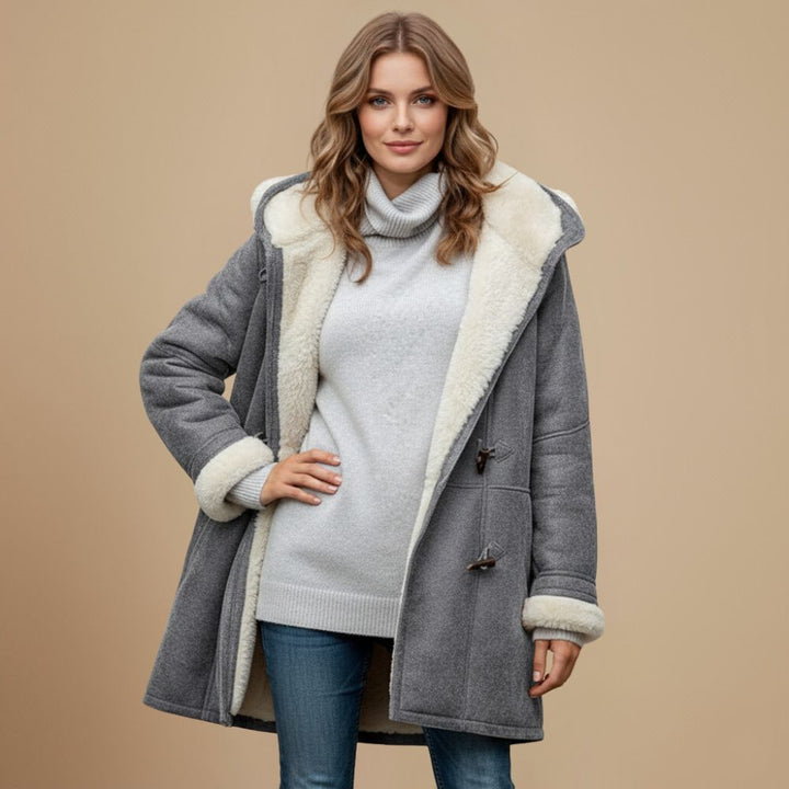 Close-up van stijlvolle dames duffeljas met unieke toggleknopen en zachte stof. Ideaal voor herfst/winter.