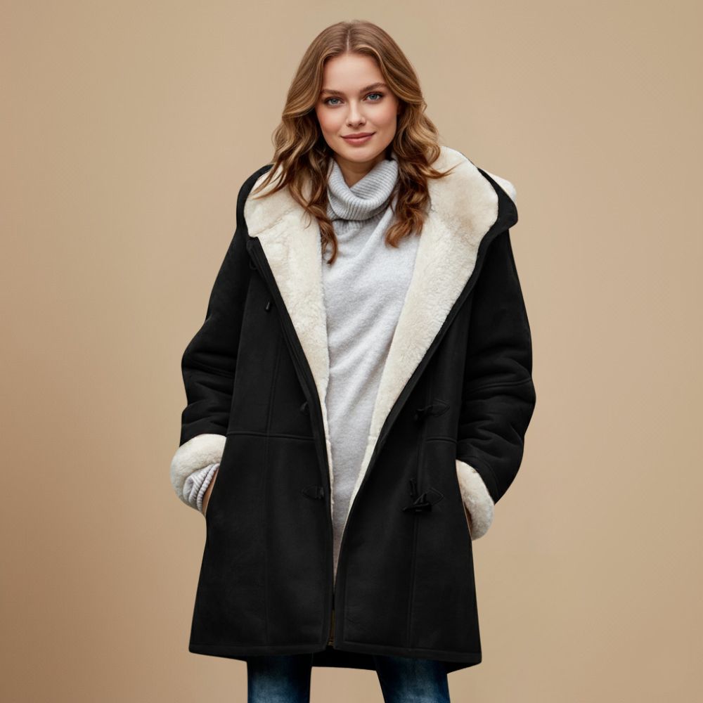 Deze damesjas is een warme winterjas met toggleknopen en een capuchon, ideaal voor koude wintermode.