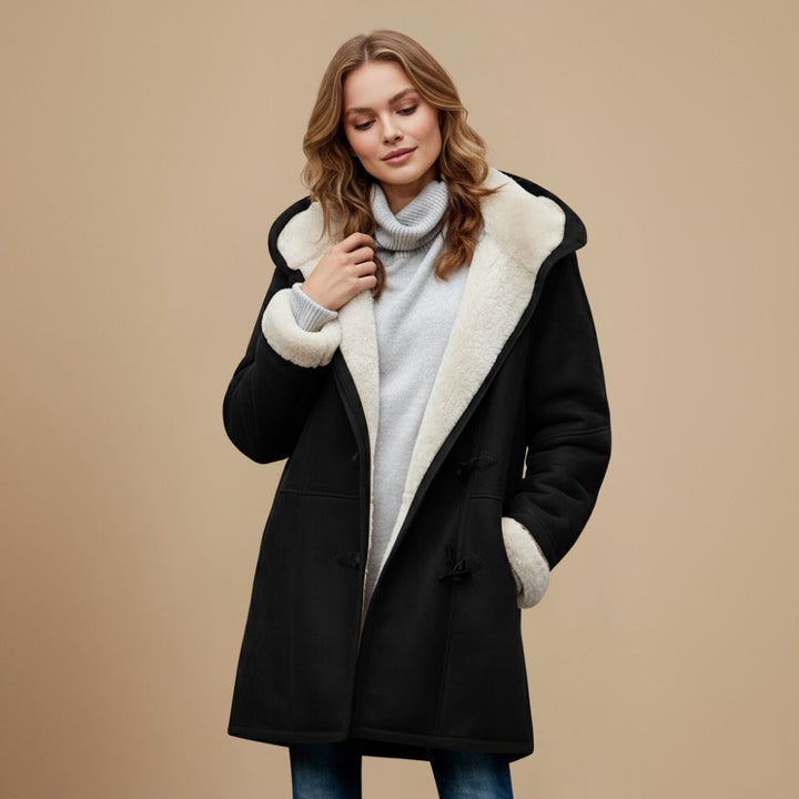 Modieuze dames winterjas met toggleknopen, capuchon. Een warme duffeljas, essentieel voor stijlvolle wintermode.