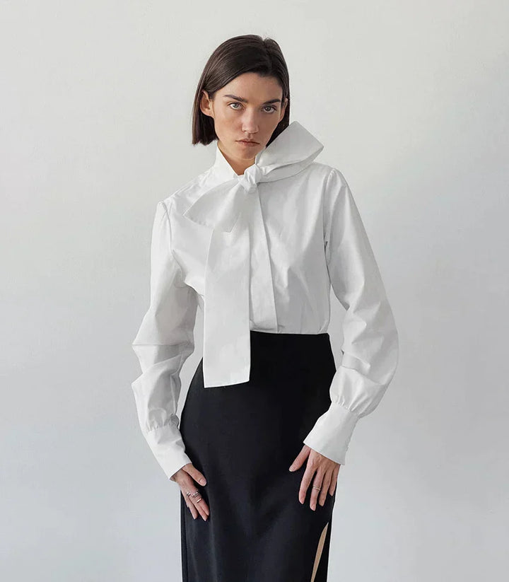 Dames wit overhemd met elegante strik, ideaal voor zakelijke kleding of casual chic. Tijdloos en comfortabel.