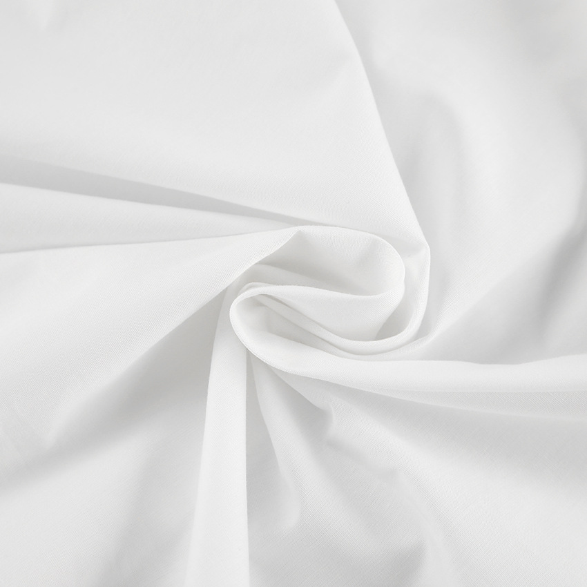 Dames wit overhemd met elegante strik, een tijdloze klassieker en essentiële strikblouse in de damesmode.