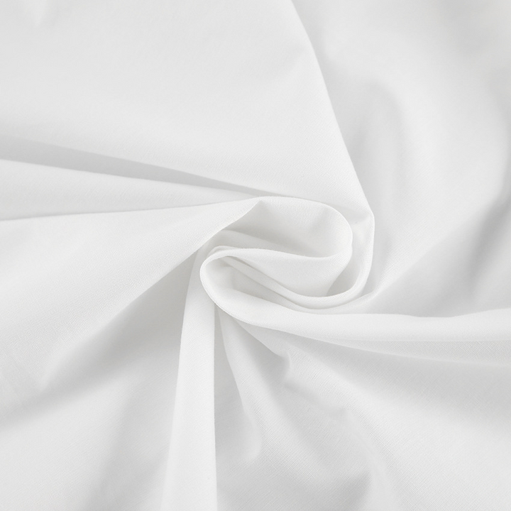 Dames wit overhemd met elegante strik, een tijdloze klassieker en essentiële strikblouse in de damesmode.