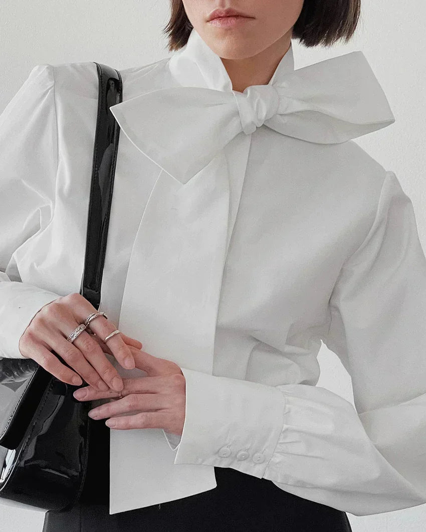 Klassiek wit dames overhemd met strik, een elegante strikblouse voor een stijlvolle en veelzijdige look.