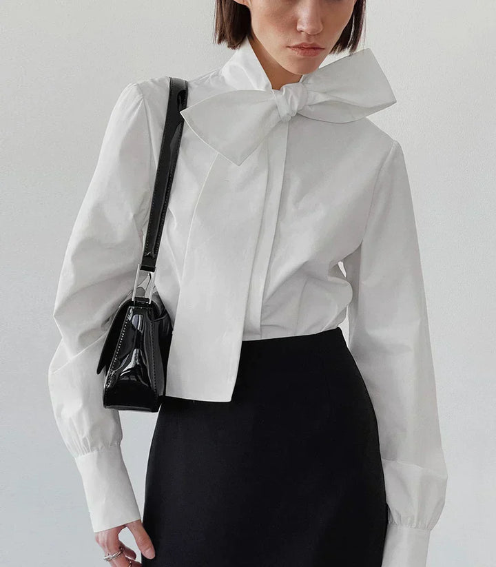 Comfortabel wit dames overhemd met verfijnde strik, perfect voor damesmode, zakelijk of casual chic.