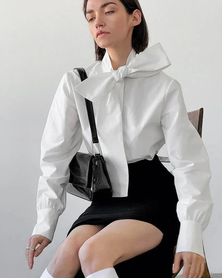 Elegant wit dames overhemd met strik, een must-have voor professionele zakelijke kleding met een klassieke touch.