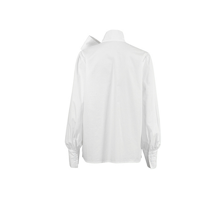 Wit dames overhemd met strik, een tijdloos design voor moderne damesmode. Comfortabel en veelzijdig in gebruik.