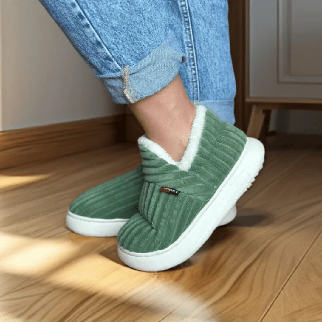 Warme dames winter pantoffels met zachte voering en antislip zool, perfect voor koude avonden binnen.