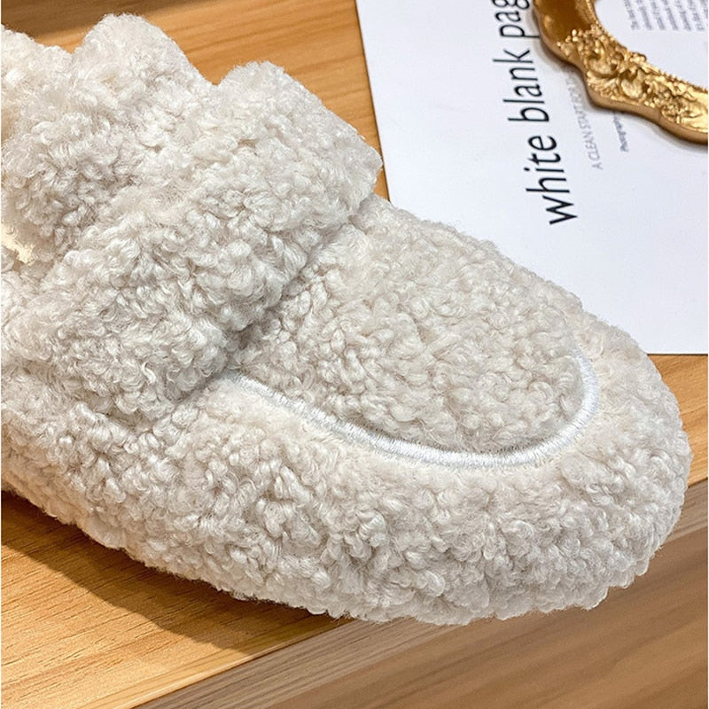 Zachte dames pantoffels van pluizig materiaal voor ultiem comfort. Moderne binnen-buiten schoenen voor thuis.