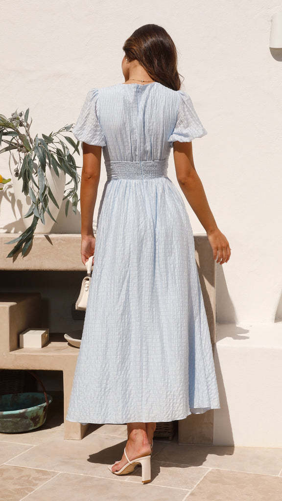 Blauwe dames zomerjurk met trendy V-hals, pofmouwen en midi-lengte; perfect voor strand.