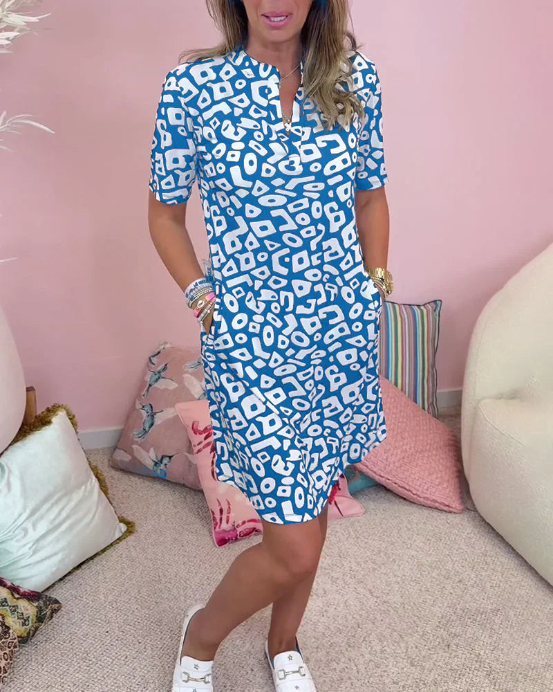Dames zomer minijurk met geometrisch patroon, v-hals en korte mouwen. Comfortabel en modieus.