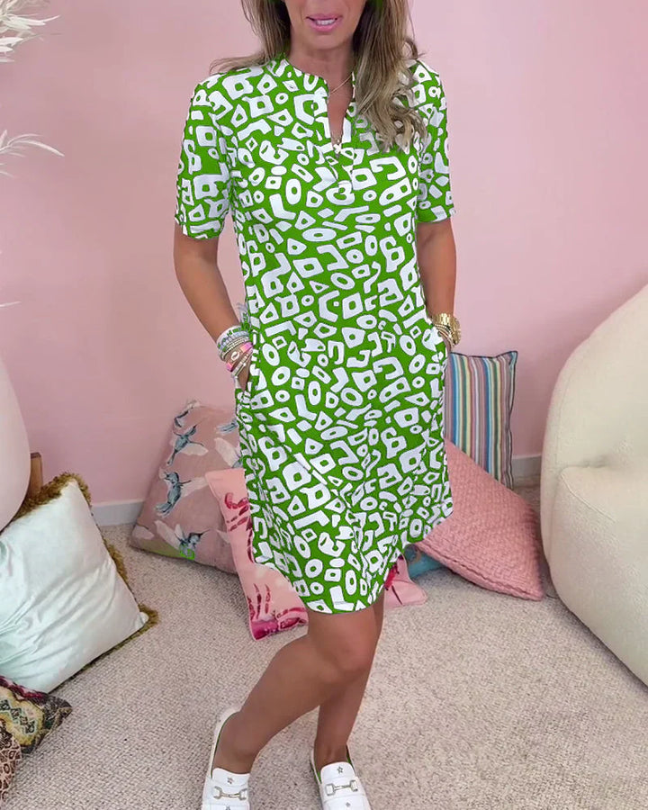 Dames feestjurk met geometrisch patroon. Elegante en comfortabele minijurk met korte mouwen voor zomeravonden.