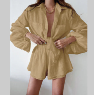 Casual dames zomerset van ademend materiaal; een trendy top en bijpassende shorts in beige.