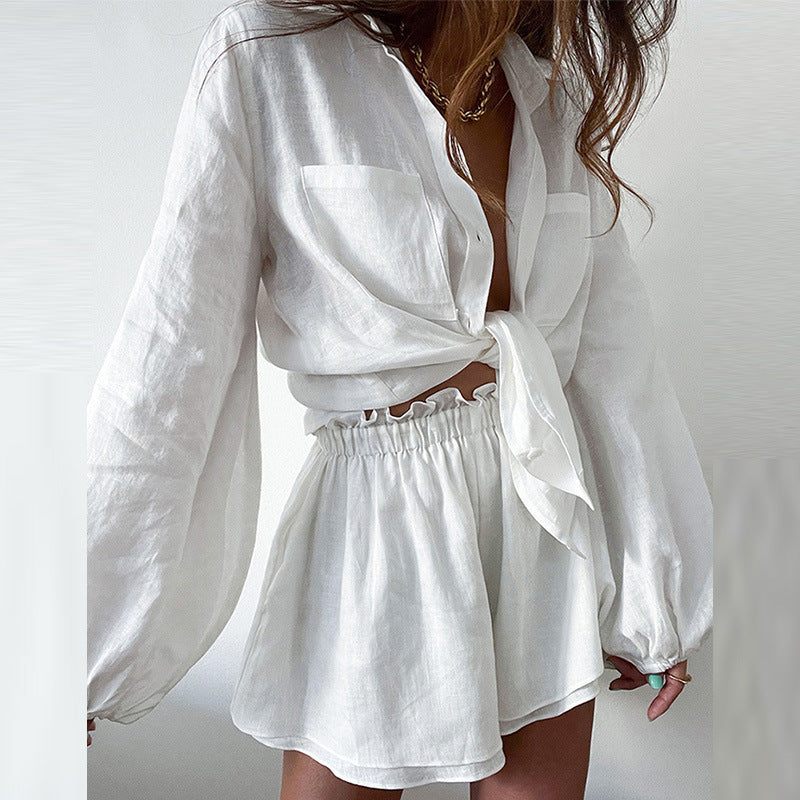 Perfecte zomerse damesoutfit: een comfortabele blouse en bijpassende shorts voor elke gelegenheid.
