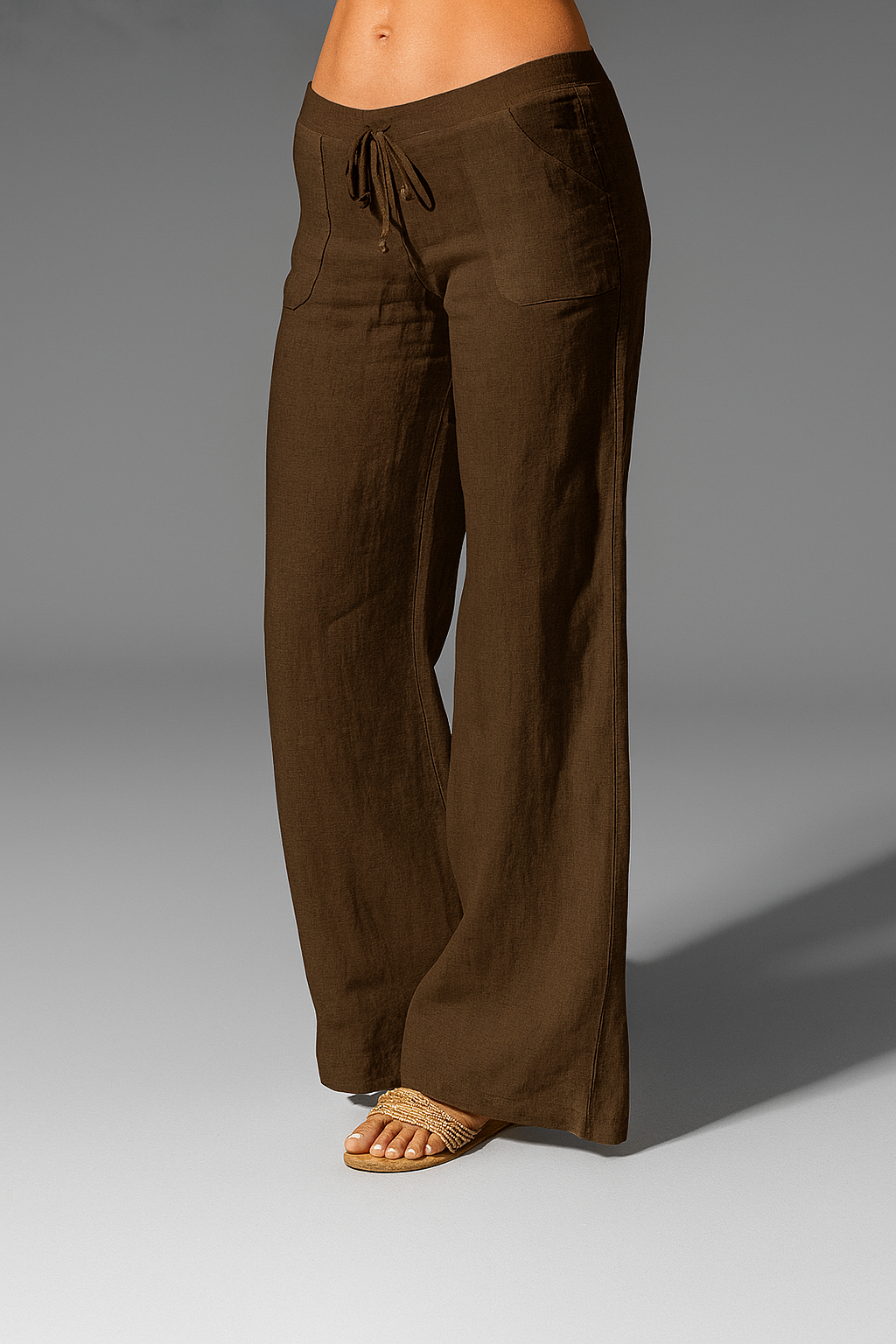 Comfortabele damesbroek met elastische tailleband en luchtige stof, ideaal voor warme zomerdagen.