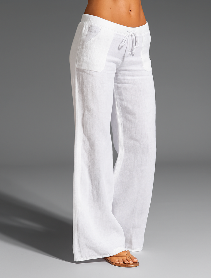 Model draagt casual dames zomerbroek met elastische taille, perfect voor ontspannen dagen of vakantie.