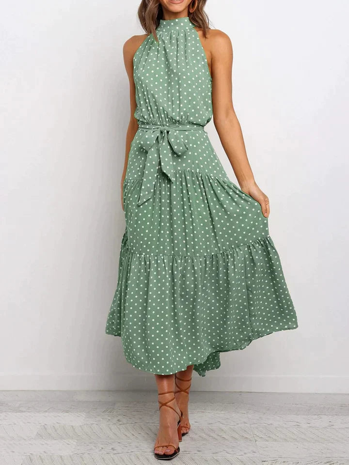 Dames zomerjurk met trendy stippenprint, halternek en slim fit pasvorm. Ideaal voor elegante zomerlooks.