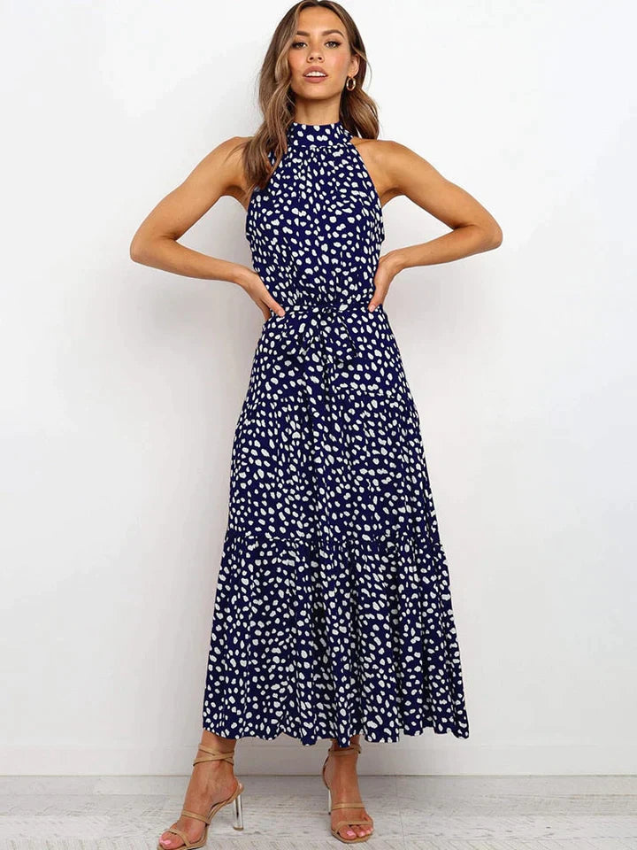 Trendy dames zomerjurk: stippenprint, halternek, slim fit. Essentiële vrouwenmode voor een stijlvolle zomer.