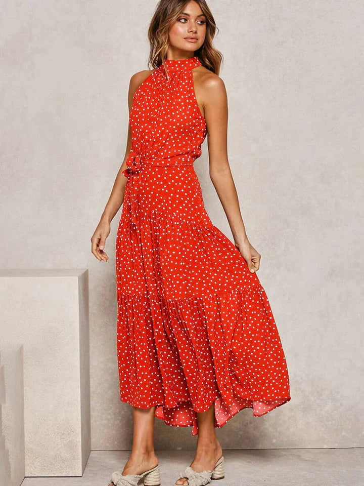 Casual dames zomerjurk met stippenprint en halternek. Slim fit model, perfect voor een ontspannen zomerlook.