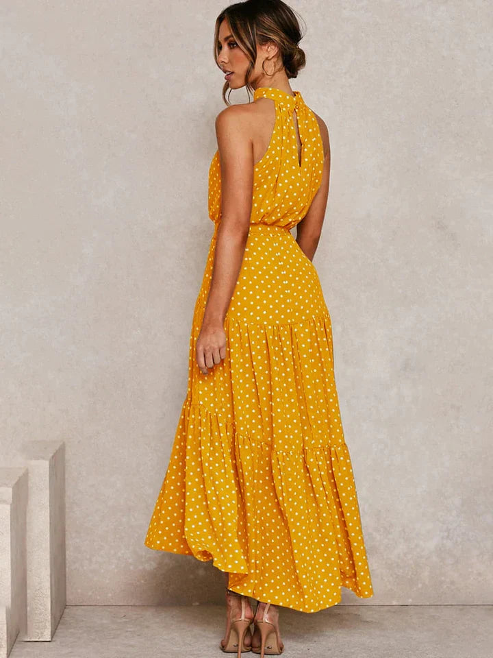 Elegante dames cocktailjurk met stippen en halternek, slim fit. Chique zomerkleding voor speciale gelegenheden.