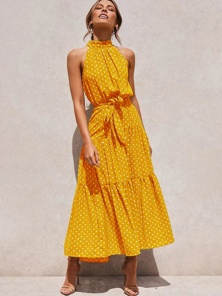 Slim fit halterjurk voor dames met speelse stippenprint. Comfortabele en modieuze zomerkleding.