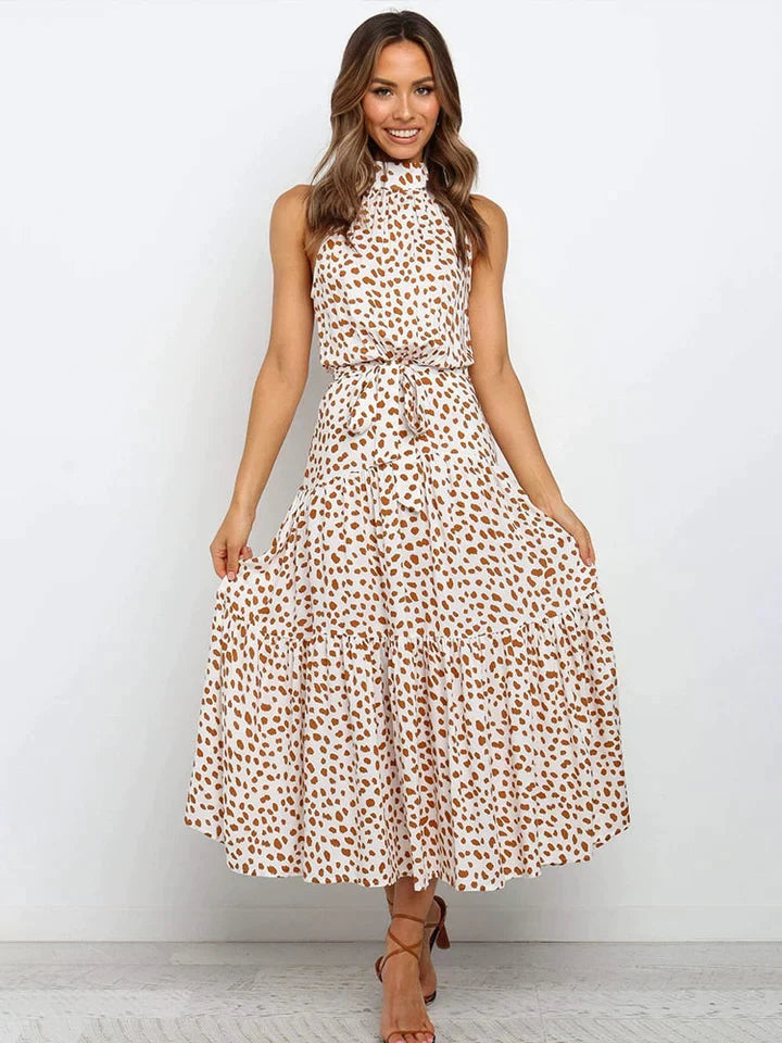 Dames stippenjurk, haltermodel, slim fit pasvorm. Trendy zomerjurk geschikt als casual of elegante outfit.