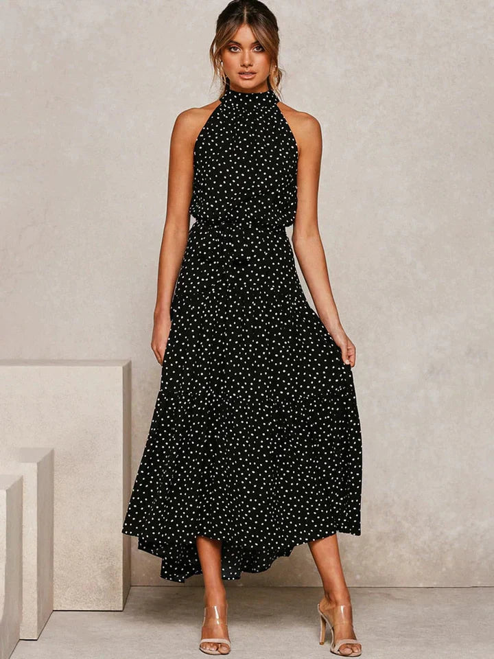 Veelzijdige dames stippenjurk met halter en slim fit. Geschikt als strandjurk, cocktailjurk of casual jurk.