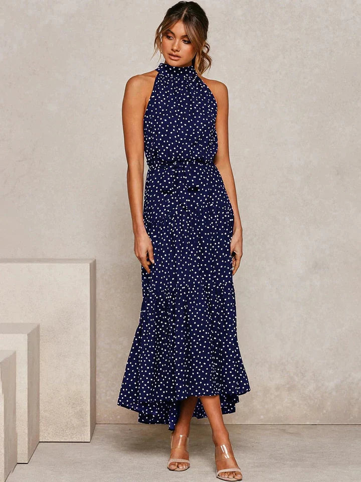 Lichtgewicht dames zomerjurk met stippenprint, halternek en slim fit. Ideaal voor warme dagen.