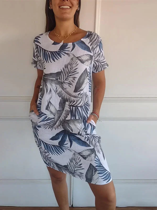 Zomerse damesjurk met ronde hals en losse, comfortabele pasvorm. Levendige print, perfect voor vrouwen.