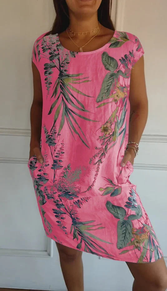 Casual dames zomerjurk met levendige print en ronde hals. Luchtige stof, ideaal voor strand en vrije tijd.