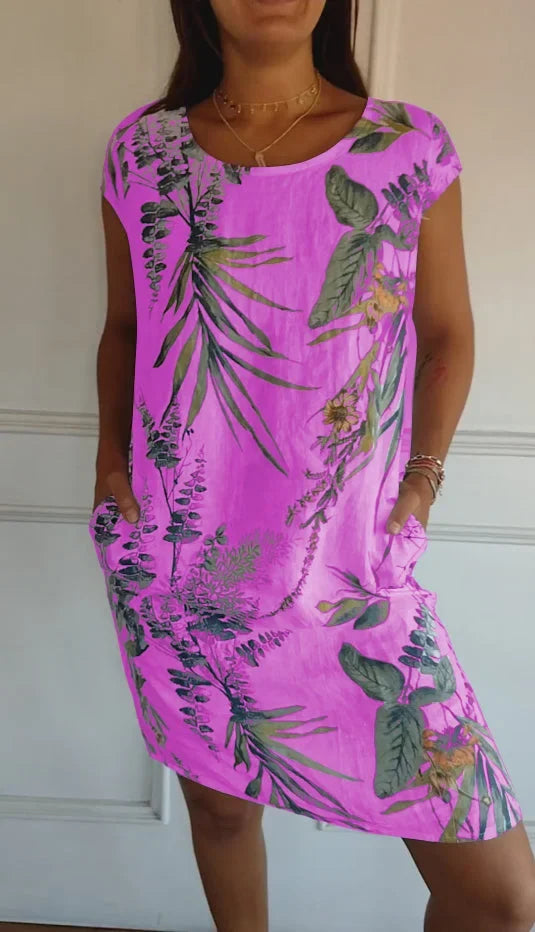 Veelzijdige dames zomerjurk met ronde hals, opvallende print. Geschikt als strandjurk of casual outfit.