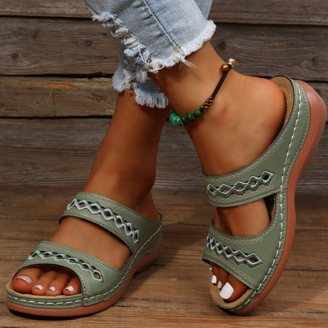 "Dames zomerse sandalen met dubbele riem, verhoogde zool en voetboogondersteuning, ideaal voor comfort en stijl."