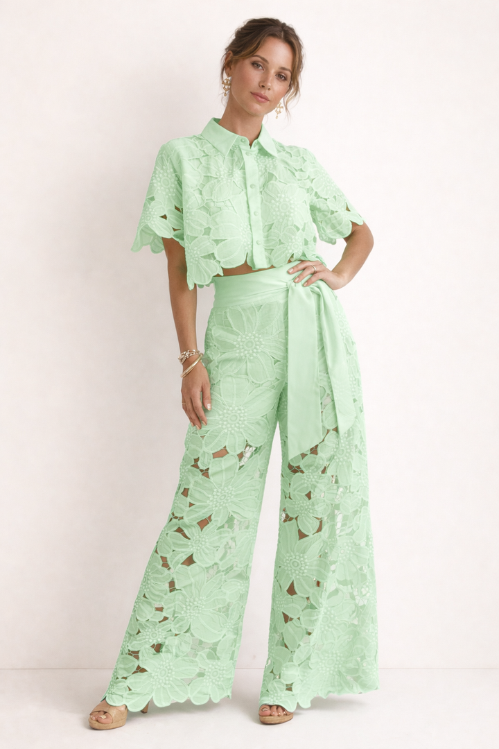 Modieuze dames tweedelige set met elegant patroon, wijde broek & zomerse blouse, ideaal voor casual chic.