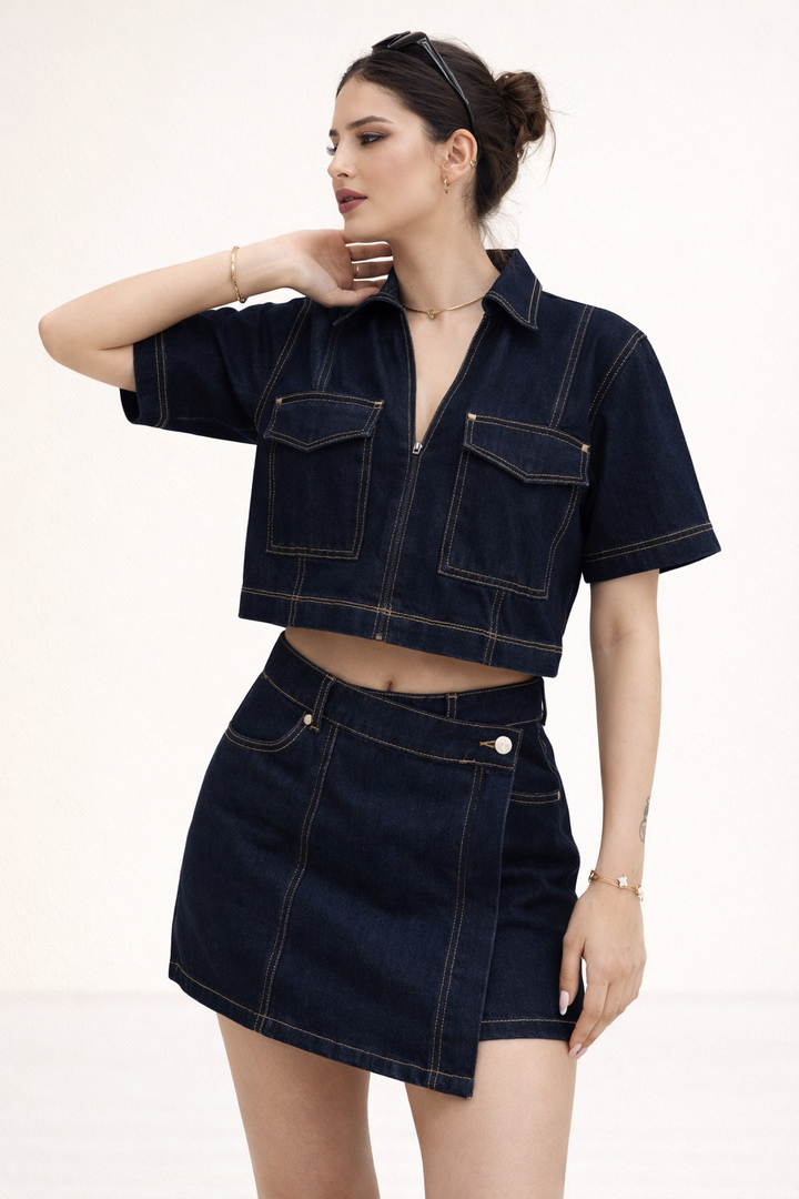 Modieuze dames zomerset met korte rok en trendy top, perfect voor warme dagen. Casual chic.