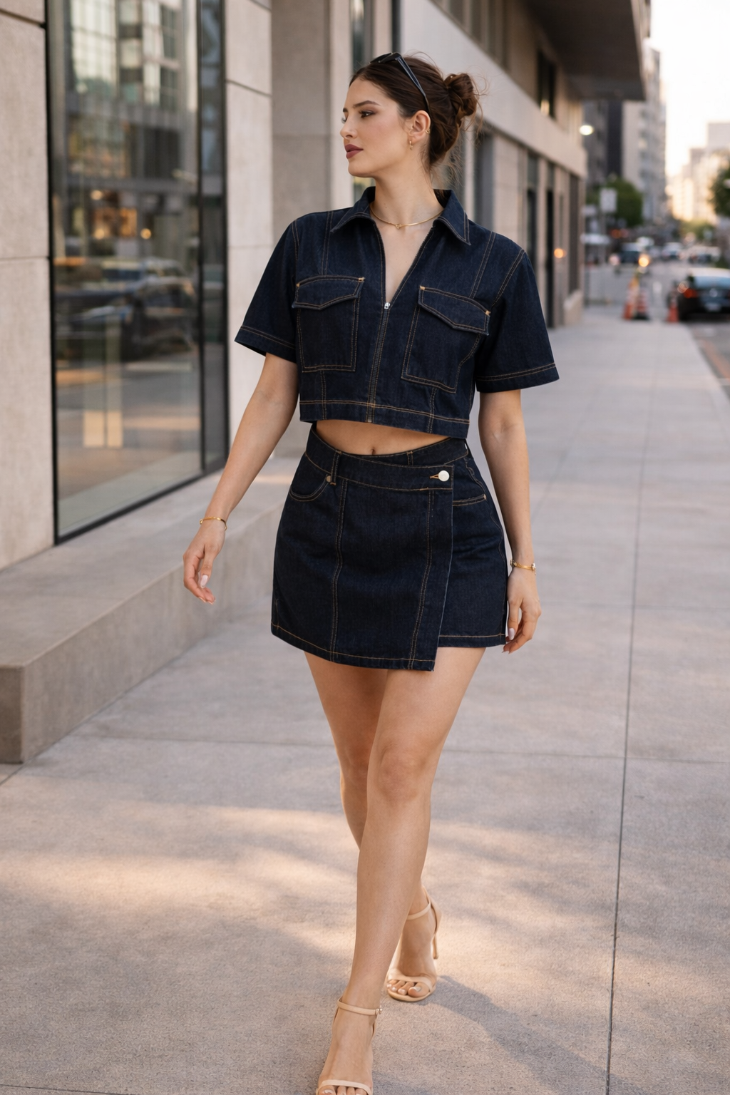 Zomerse dameskleding: lichtblauwe/marineblauwe zomerset met korte rok en trendy top. Frisse look.