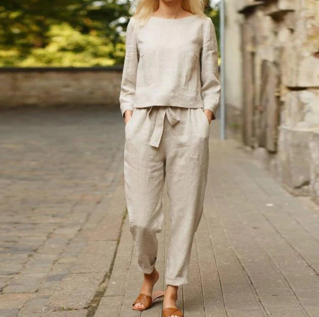 Dames zomerset met stijlvolle top en comfortabele pantalon. Ideaal voor elegante zomerkleding en vrijetijd.