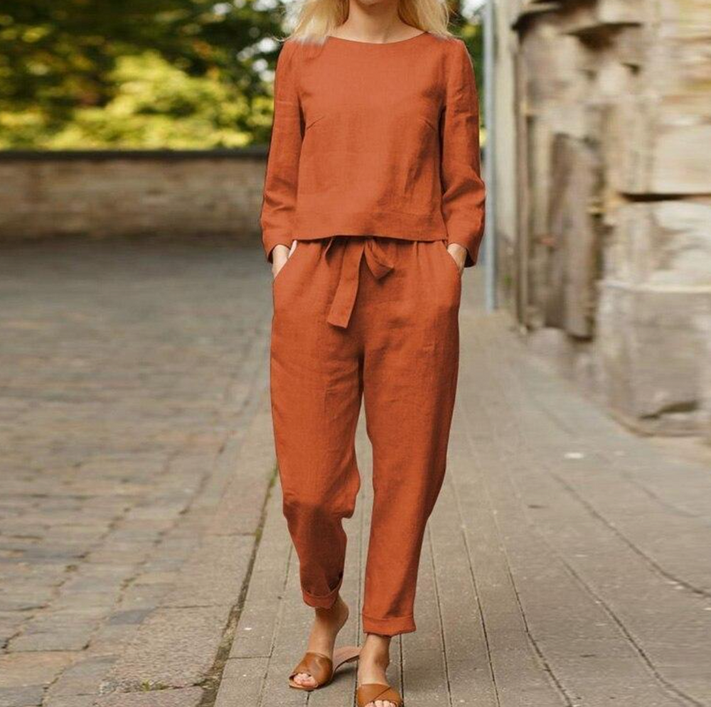 Elegante dames zomerset: chic tweedelige outfit met top en broek voor moeiteloze stijl en comfort.