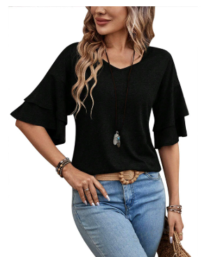 Dames zomertop met elegante V-hals en modieuze flare mouwen, ideaal voor zomerkleding.