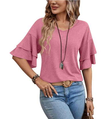 Moderne dames zomertop met een diepe V-hals en fashionable flare mouwen, ideaal voor een trendy uitstraling.