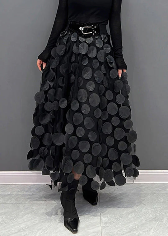 Vrouwelijke stippenprint rok, zwierig en comfortabel. Geschikt voor zowel casual als elegante zomerlooks.